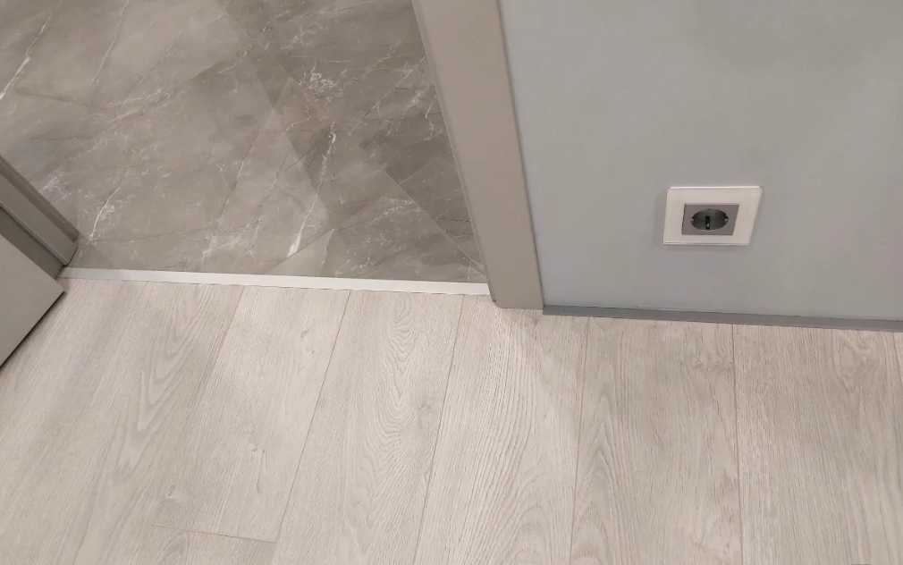 Антиплинтус Апл 01.2700.01л. Серебро матовое