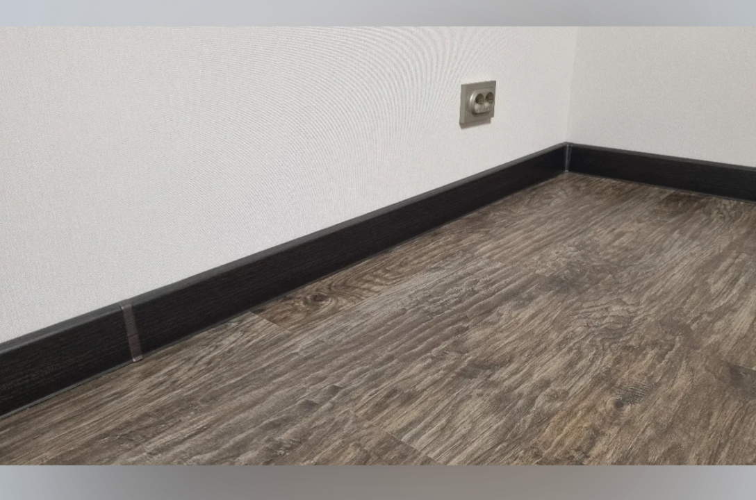 Плинтус ПВХ Salag NG80 80мм 2,5м. Чёрный