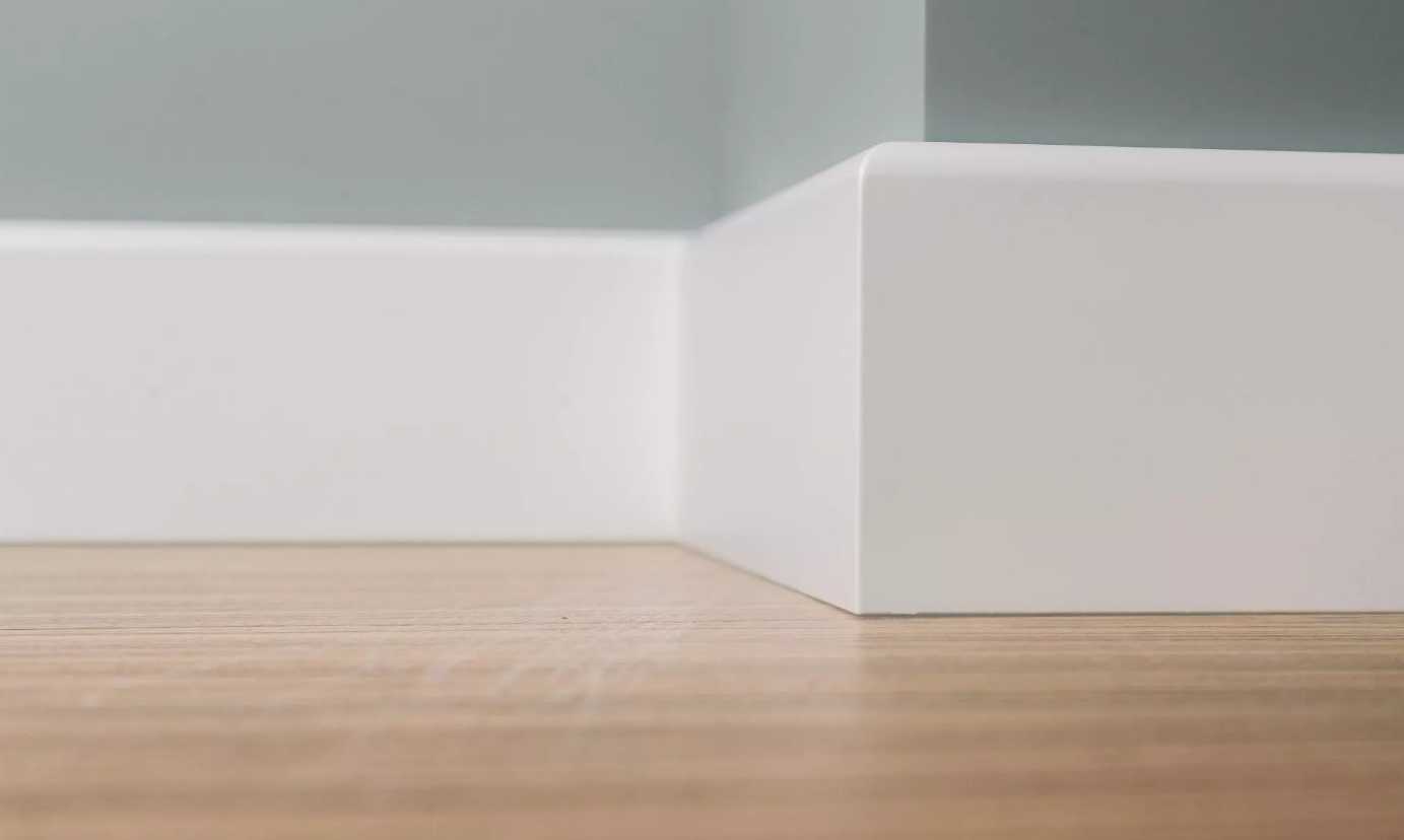 Плинтус МДФ Волшебная палочка 81402 81мм 2,4м. Окрашенная. NCS 0500N