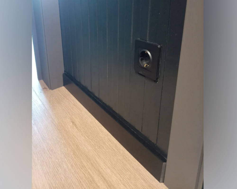 Плинтус напольный Salag Alpha 80*16*2400 мм AP81M3 Чёрный