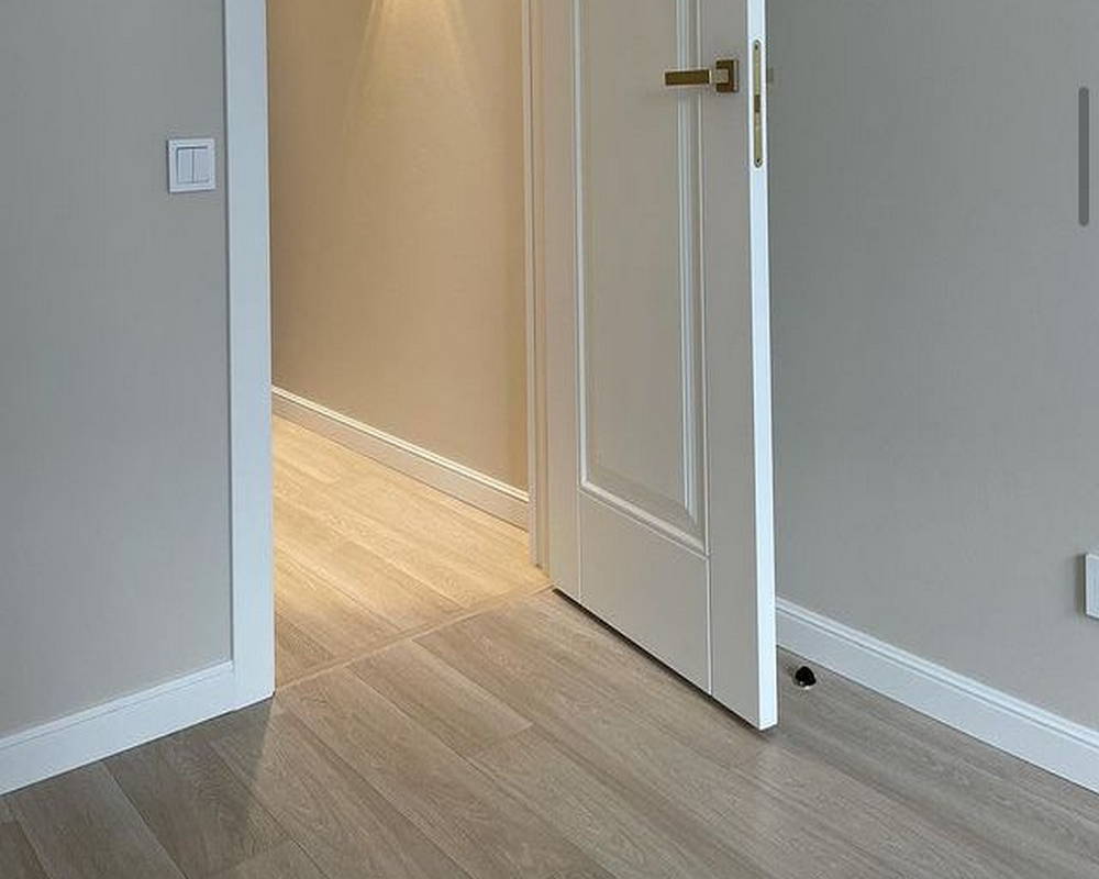 Плинтус ПОЛИСТИРОЛ HI WOOD B180V2 180мм х 24мм х 2,0м. Окраска включена в стоимость