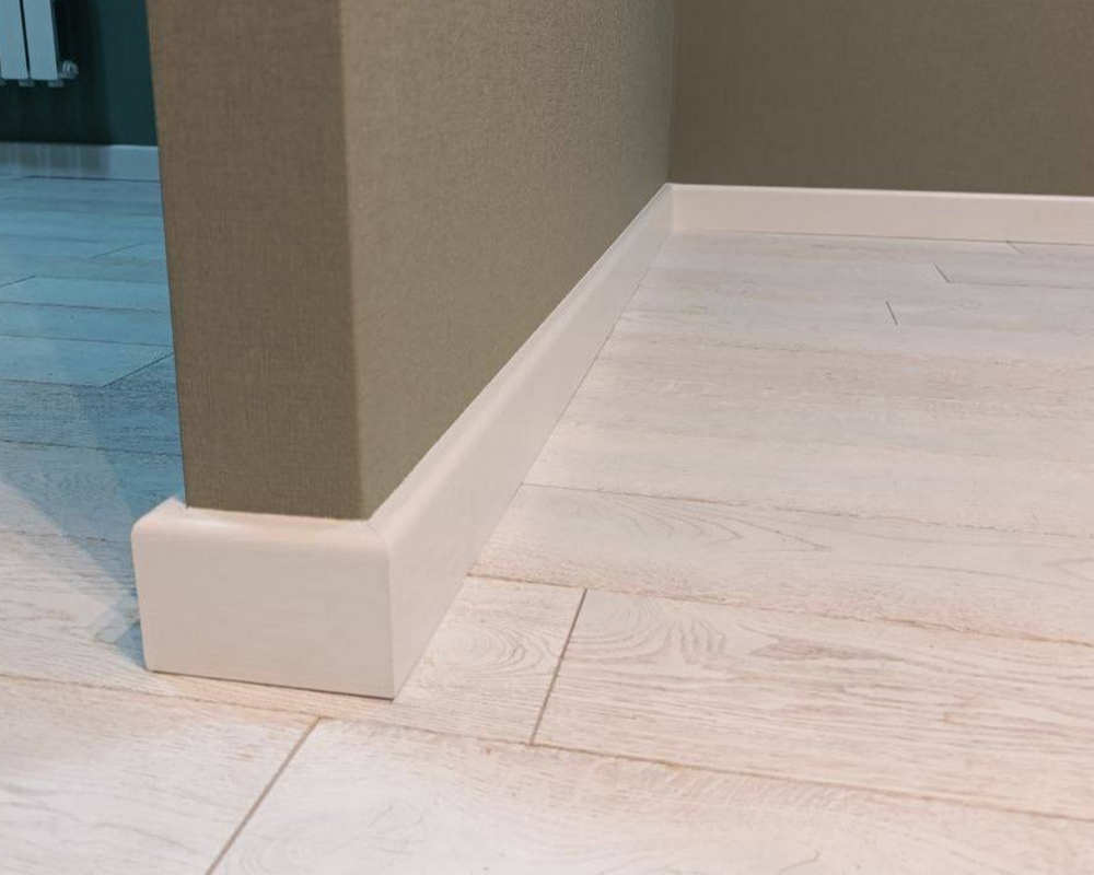 Плинтус МДФ Волшебная палочка 81402 81мм 2,4м. Окрашенная. NCS 0500N