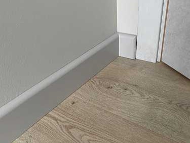 Плинтус МДФ Волшебная палочка 81402 81мм 2,4м. Окрашенная. NCS 2010Y40R