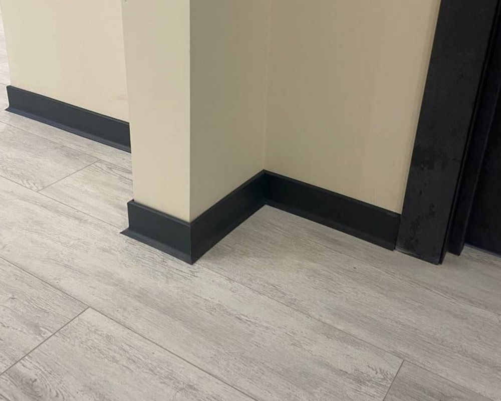 Плинтус ХДФ Dollken S100 100 мм х 2,575м 1001 Чёрный