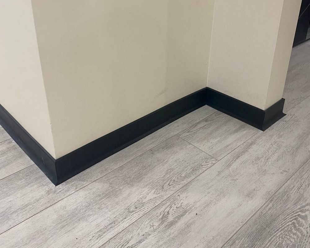 Плинтус ХДФ Dollken S100 100 мм х 2,575м 1001 Чёрный