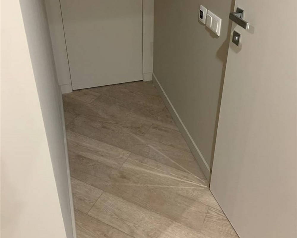 Плинтус из полистирола высокой плотности Волшебная Палочка. Окрашенная. 80мм 2м. NCS 1002-Y50R