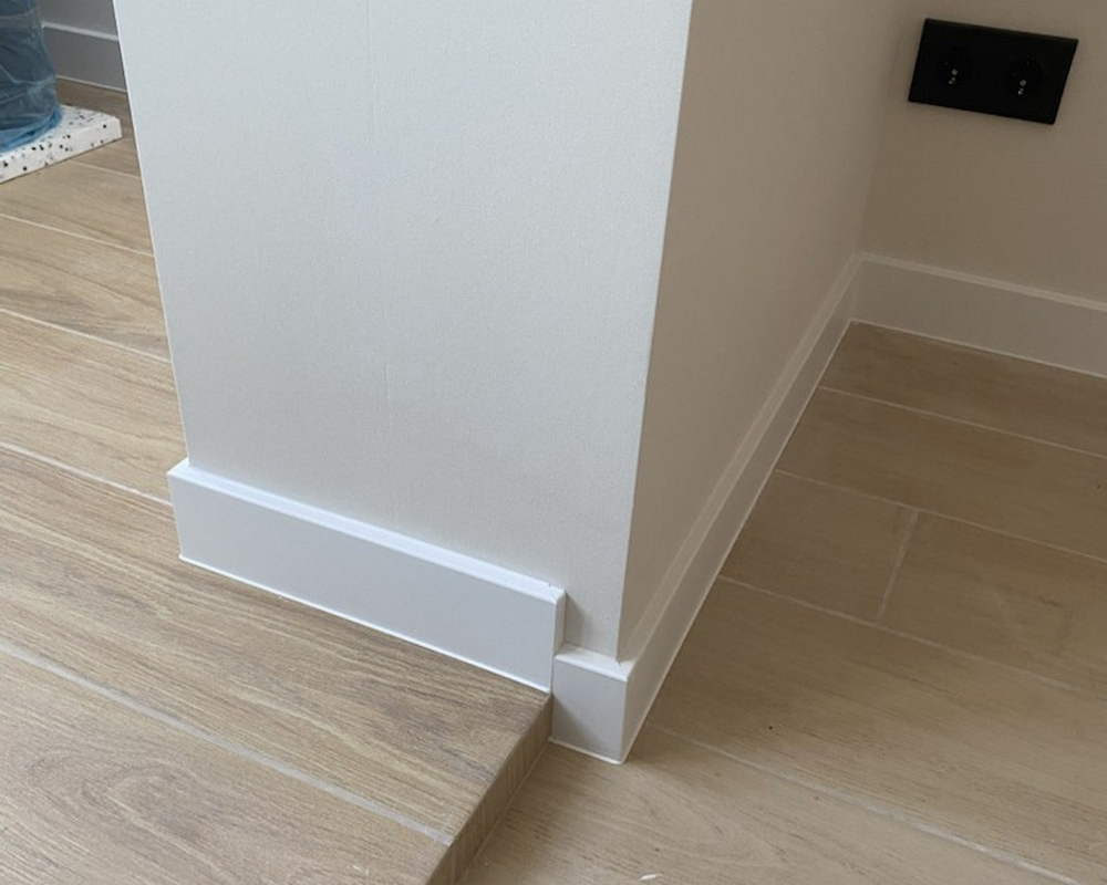 Плинтус ХДФ Dollken Cubu Flex Life 40мм х 11/13мм х 2,5 м 1013 (5012) Белый