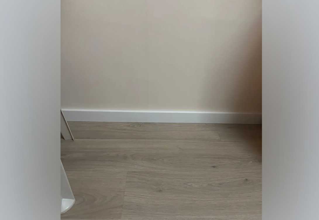 Плинтус МДФ Волшебная палочка 81402 81мм 2,4м. Окрашенная. NCS 0500N