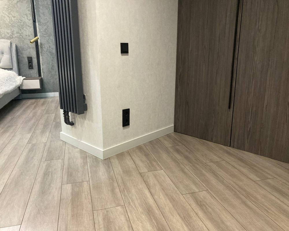 Плинтус из полистирола высокой плотности Волшебная Палочка. Окрашенная. 80мм 2м. NCS 1002-Y50R