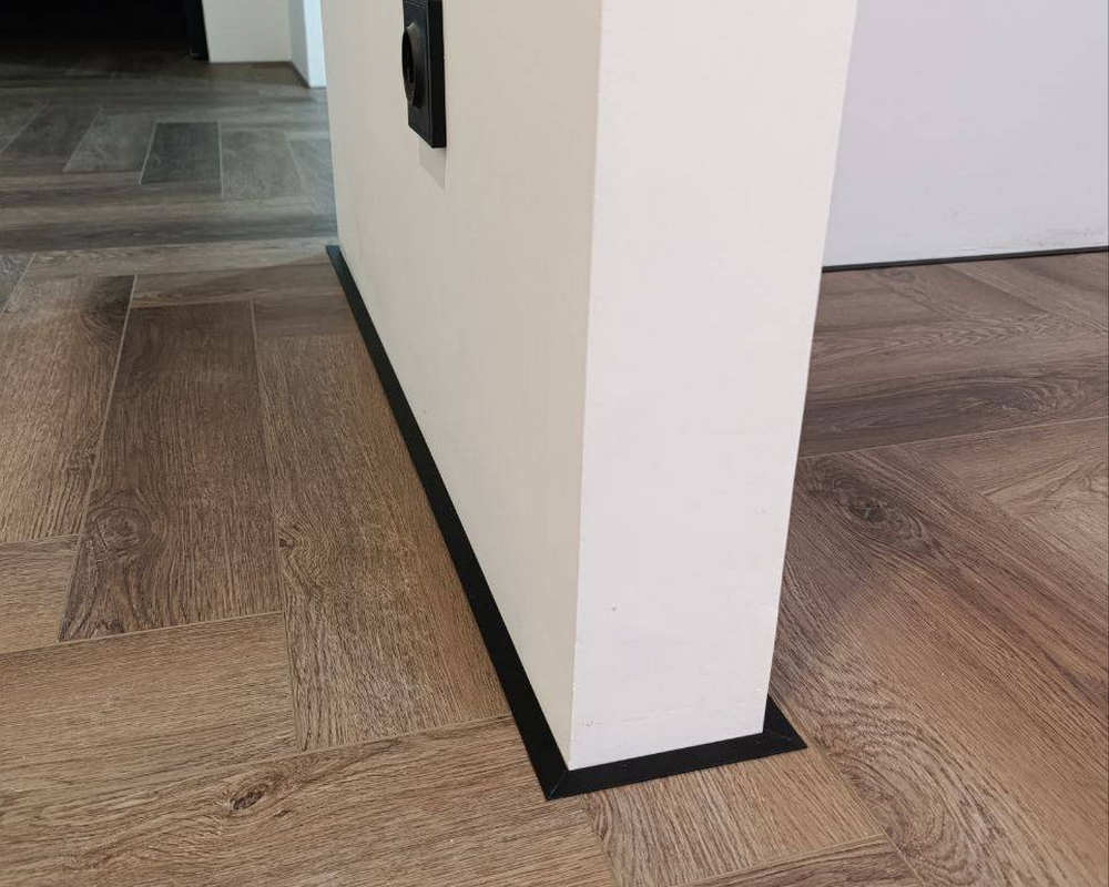 Микроплинтус AL16X5-03 16х6х2000мм Чёрный Анод