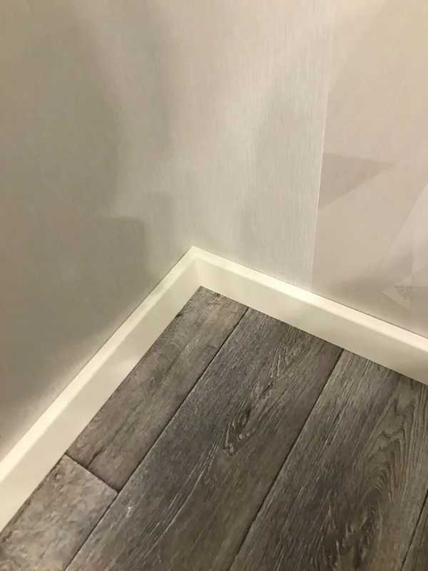 Плинтус кедр Стоунвуд. 80B 80мм 2,35м Белый