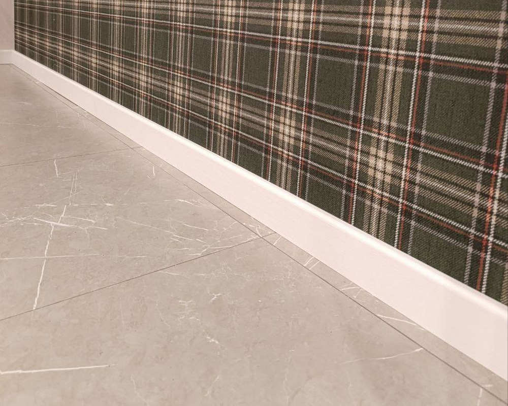 Плинтус МДФ Волшебная палочка 81402 81мм 2,4м. Окрашенная. NCS 0500N