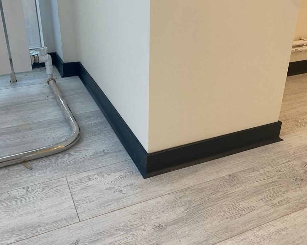 Плинтус ХДФ Dollken S100 100 мм х 2,575м 1001 Чёрный