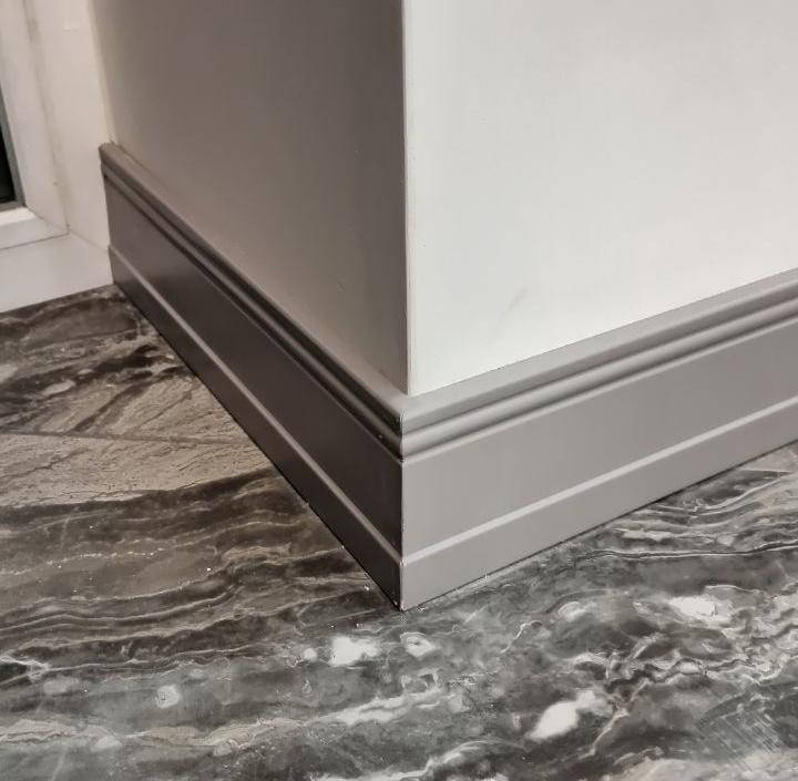 Плинтус из полистирола высокой плотности HI WOOD B90 90мм х 15мм х 2,0м.