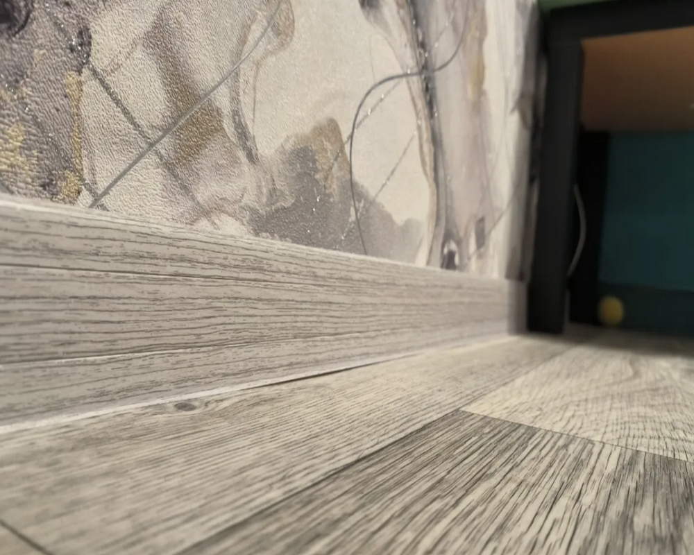 Плинтус ПВХ MAGIC STIСK 77мм 2,2 м MS16 Алюминий