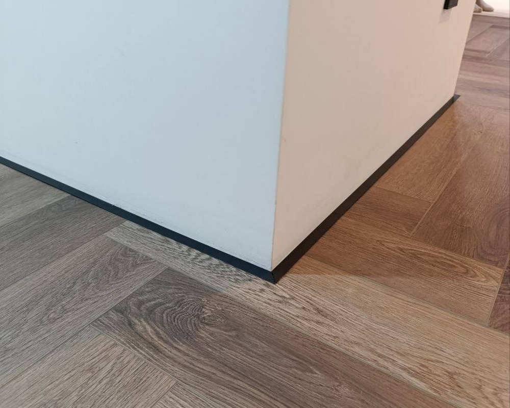 Микроплинтус AL16X5-03 16х6х2000мм Чёрный Анод