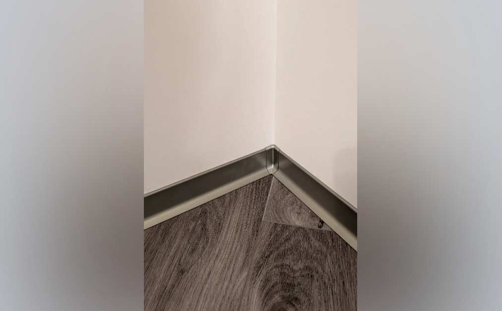 Плинтус алюминиевый Пл 80.2500.042лк Шампань